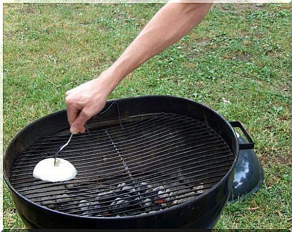 The-onion-helps-to-remove-the-remains-of-dirt-in-grills-and-pans.