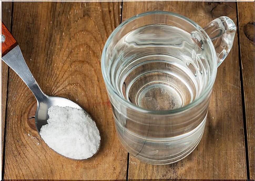 Gargle with salt water and other remedies to relieve an itchy throat