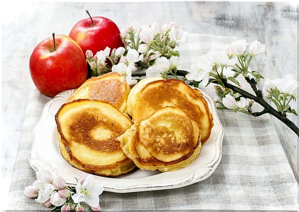 Omelette with apples