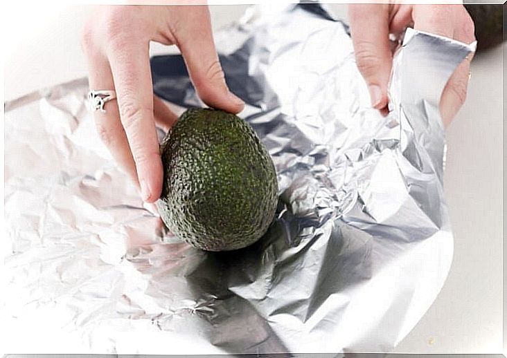 Ripe an avocado with aluminum foil