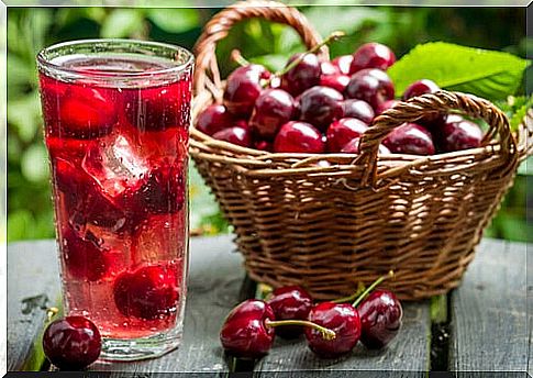 Natural drinks that will help you fight sleep problems: cherry juice