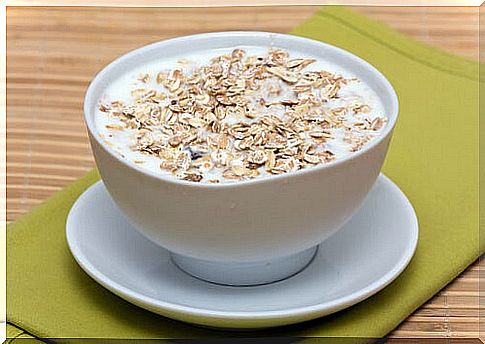 Natural drinks that will help you fight sleep problems: oatmeal