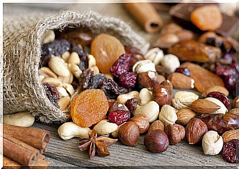 7 reasons why you should eat nuts