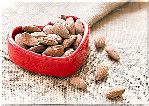 nuts improve heart health