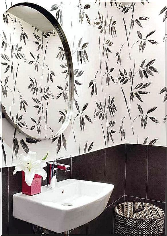 Decorating the bathroom with wallpaper