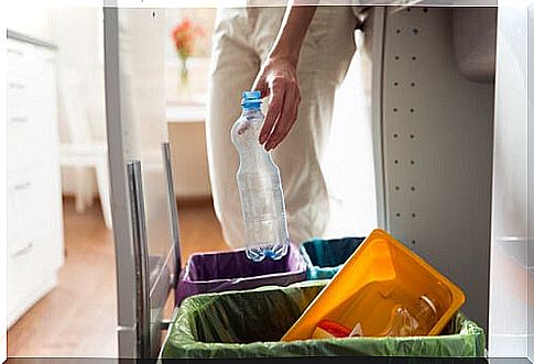 Recycled trash cans can be made in multiple ways.