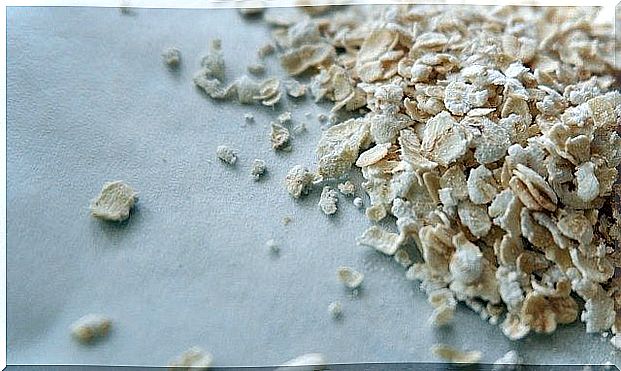 Oatmeal flakes help to supplement the diet.