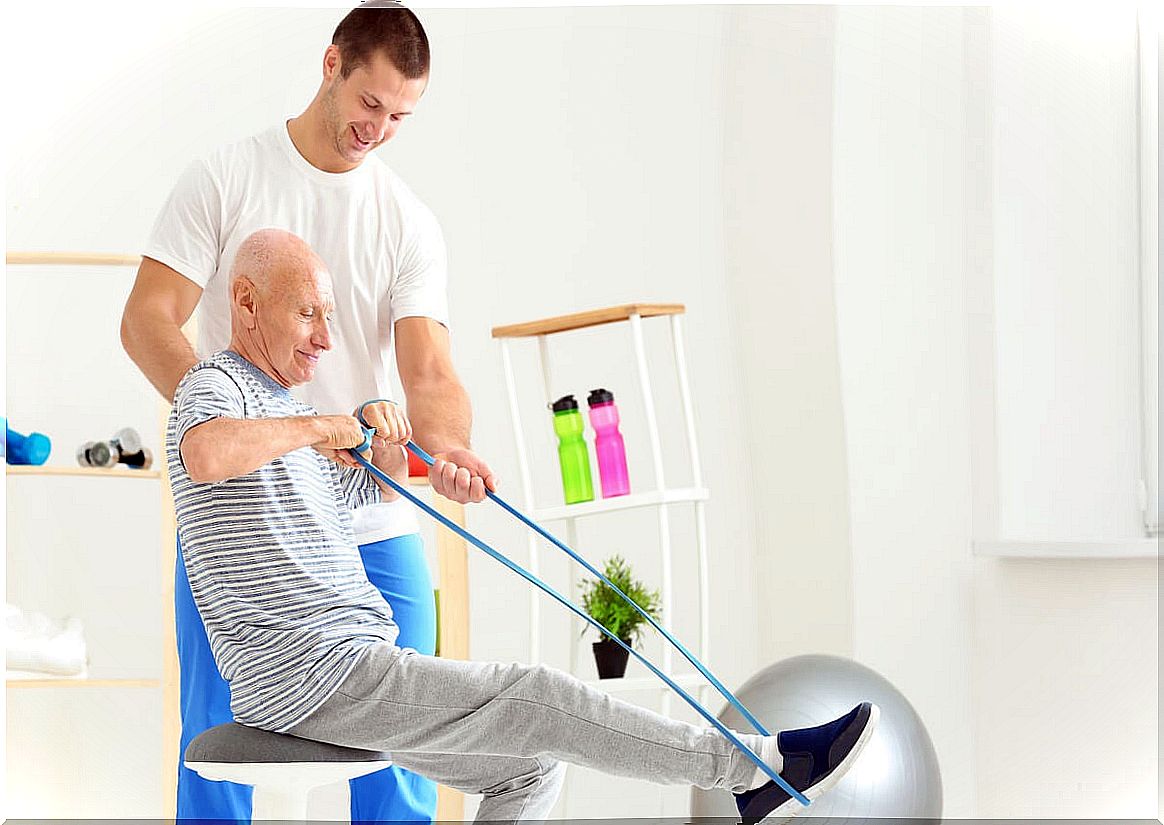 Elderly man uses elastic bands.