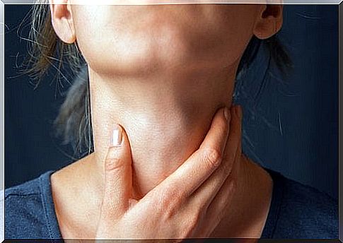 Sore throat dysphonia woman