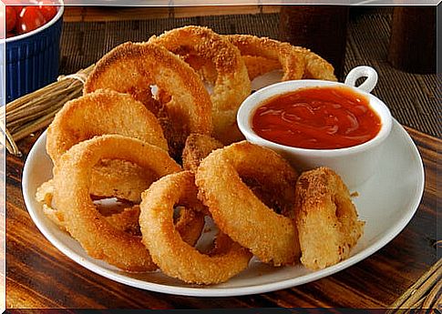 The barbecue sauce is ideal to accompany onion rings.